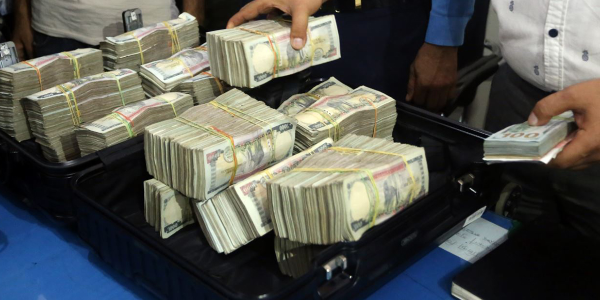 स्रोत नखुलेको चार लाख बढी रकमसहित एक पक्राउ