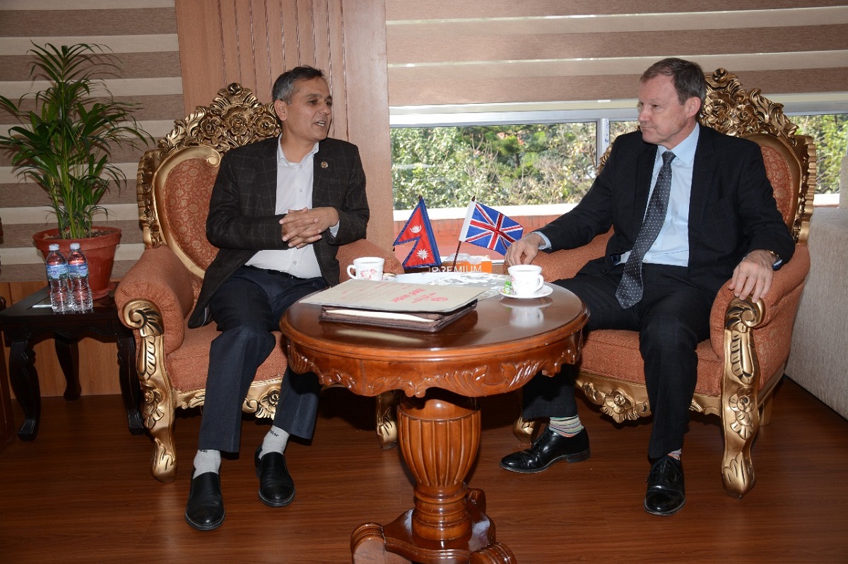 गृहमन्त्री अर्याल र नेपालका लागि बेलायती राजदूतबीच शिष्टाचार भेट