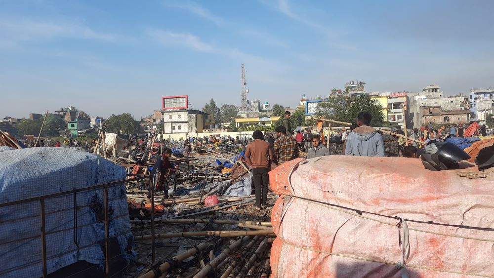 बिपी उद्यान अतिक्रमण गरी व्यवसाय गर्नेलाई वीरगञ्ज महानगरले हटायो