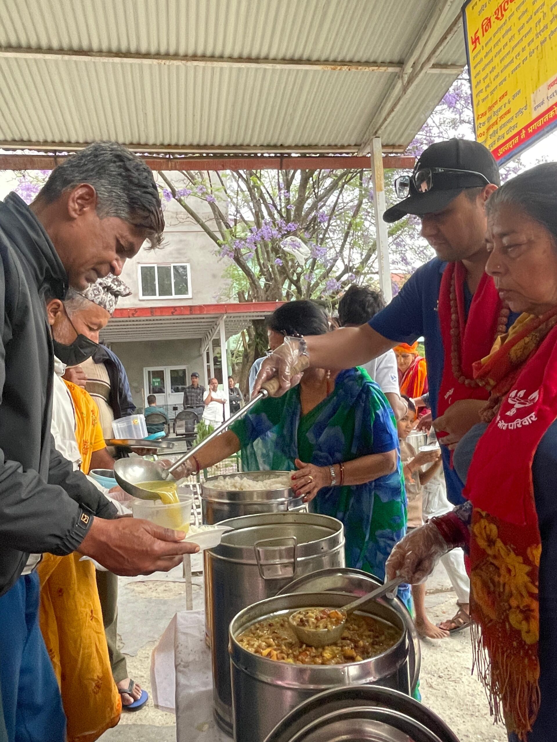 कामना सेवा विकास बैंकद्वारा शहिद गंगालाल राष्ट्रिय हृदय केन्द्रमा निःशुल्क भोजन वितरण