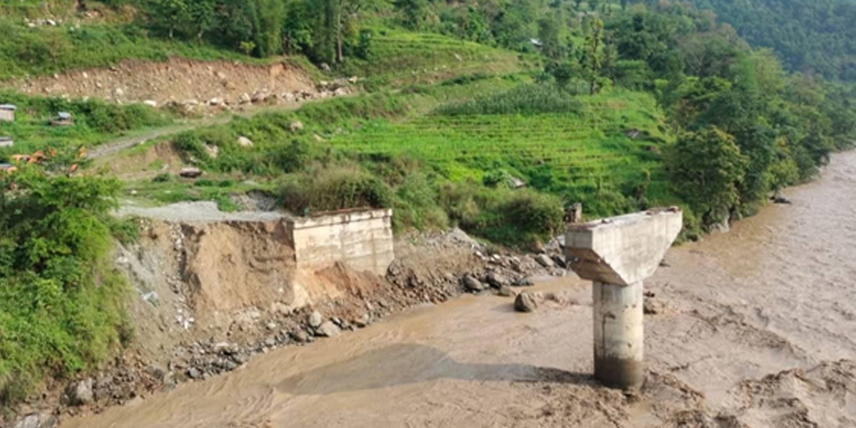 बाढीपहिरोले चार परिवार विस्थापित, जलविद्युत् आयोजनामा क्षति